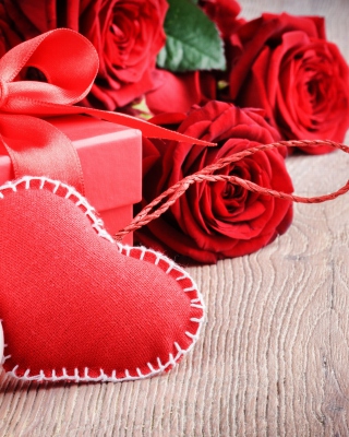 Valentines Day Gift and Hearts - Obrázkek zdarma pro 240x400