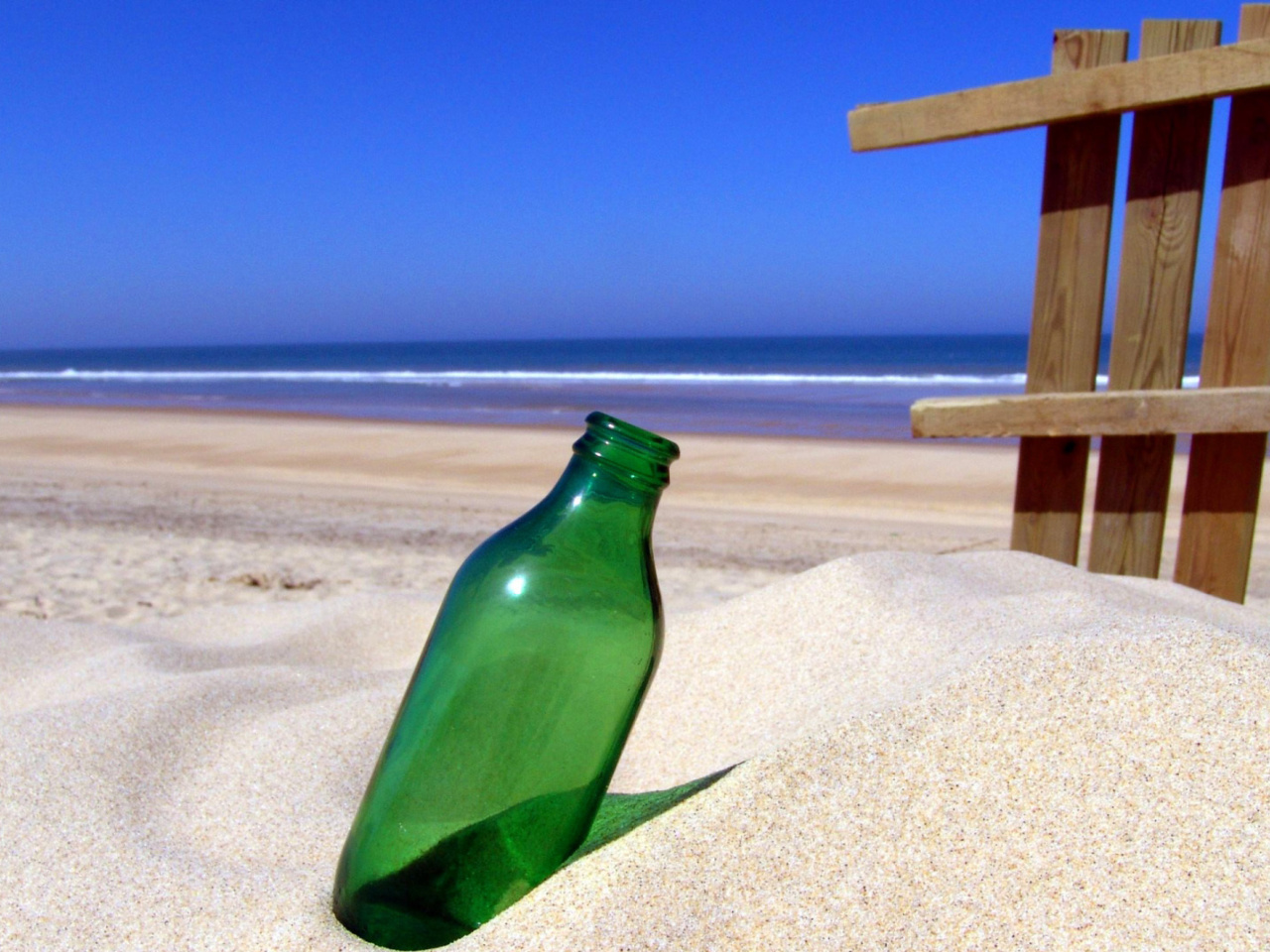 Fondo de pantalla Bottle Beach 1280x960