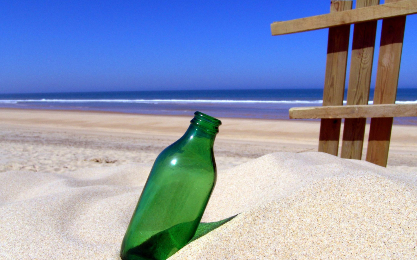 Sfondi Bottle Beach 1440x900