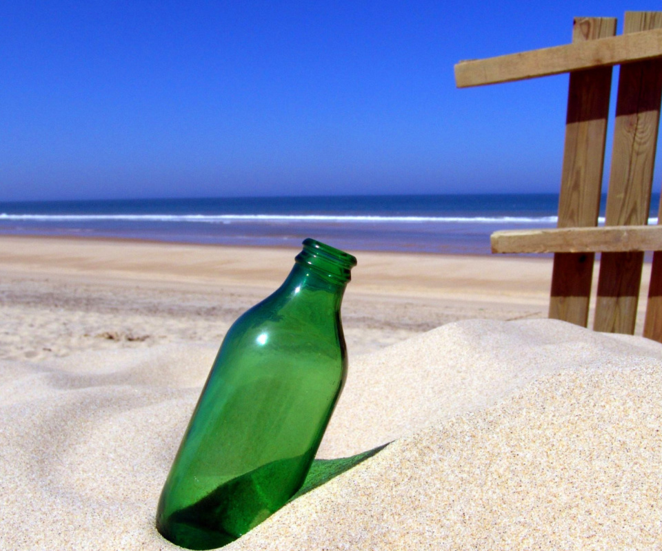 Das Bottle Beach Wallpaper 960x800