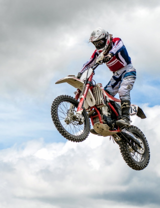 Extreme Biker sfondi gratuiti per Nokia Asha 300