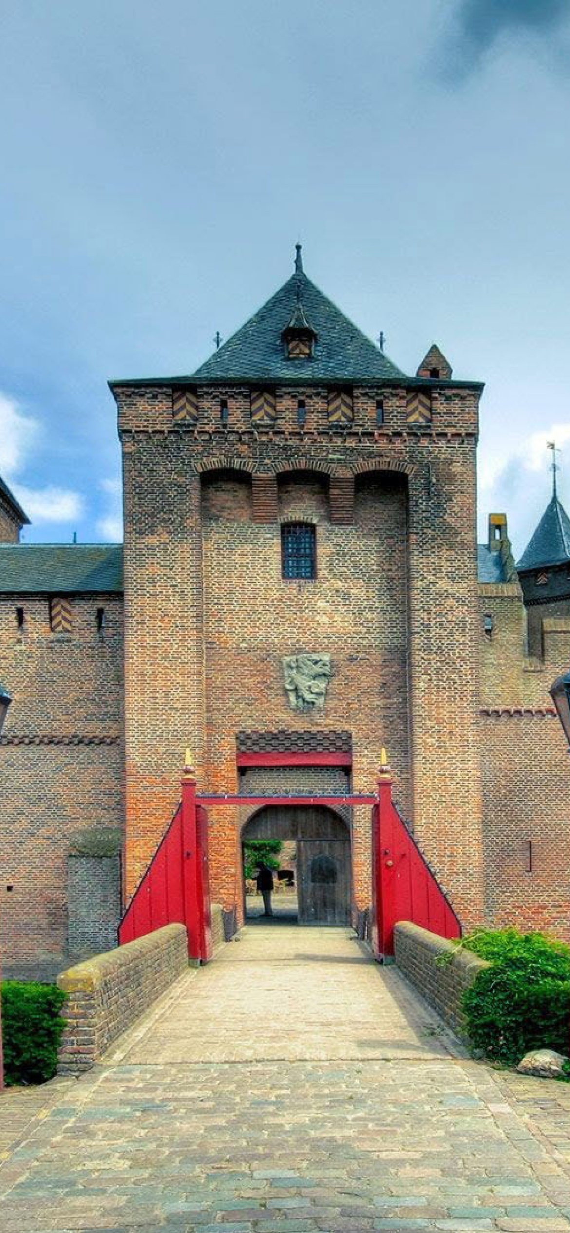 Muiderslot Castle in Netherlands wallpaper 1170x2532