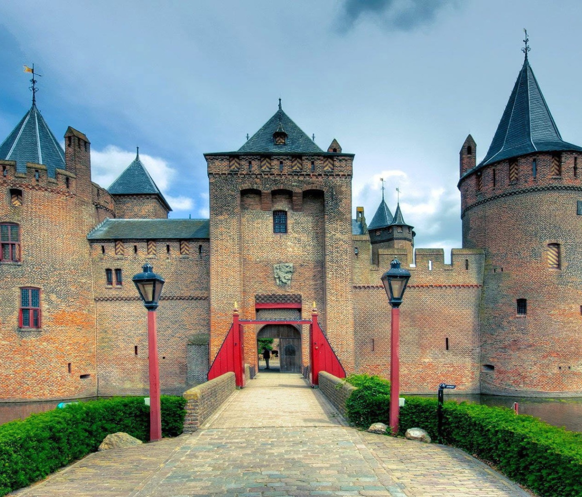 Обои Muiderslot Castle in Netherlands 1200x1024