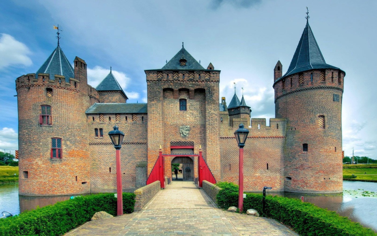 Das Muiderslot Castle in Netherlands Wallpaper 1280x800