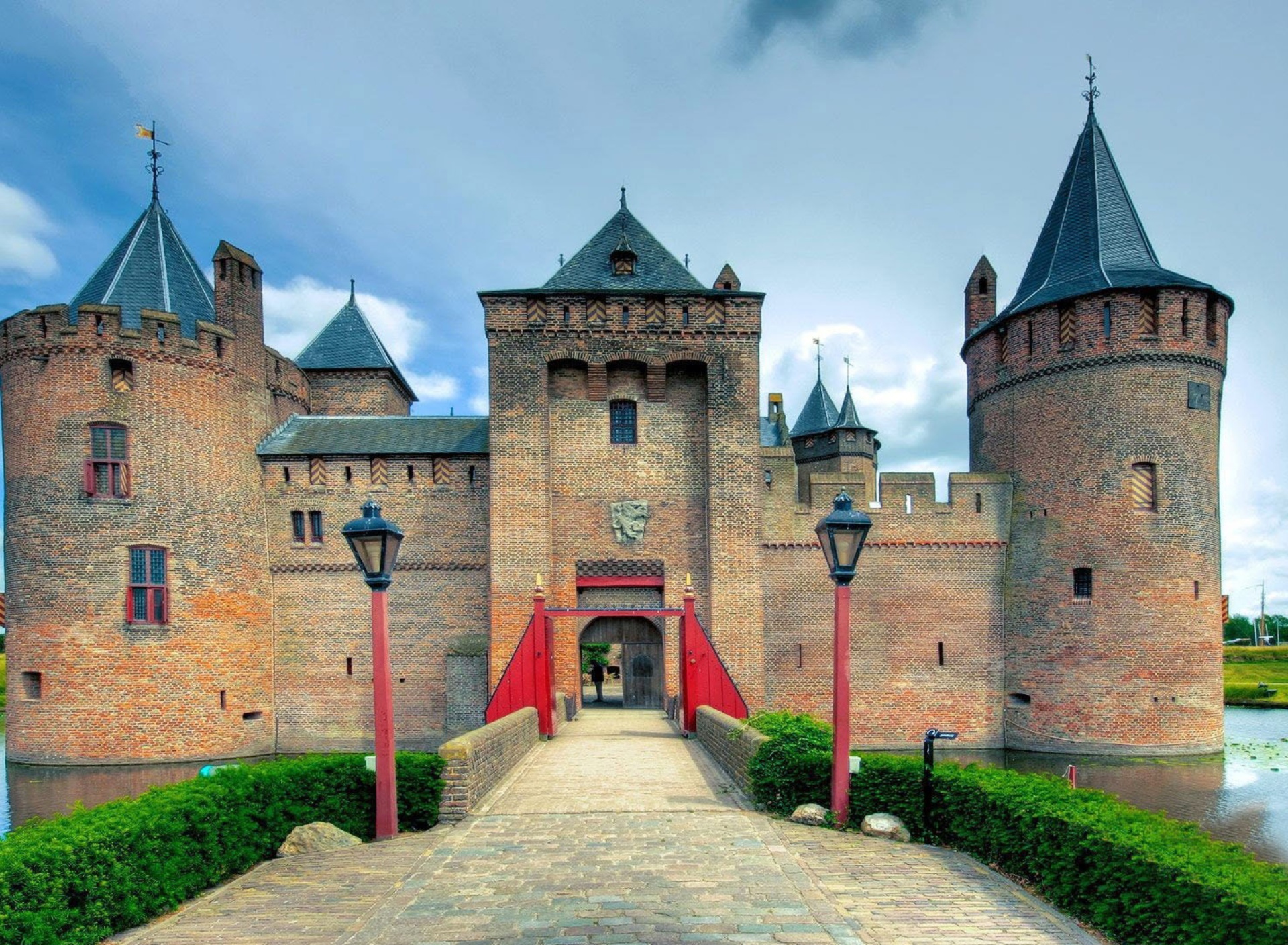 Обои Muiderslot Castle in Netherlands 1920x1408