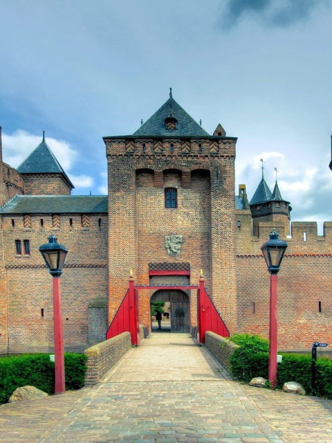 Обои Muiderslot Castle in Netherlands 480x640