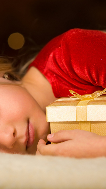 Das Child With Christmas Present Wallpaper 360x640