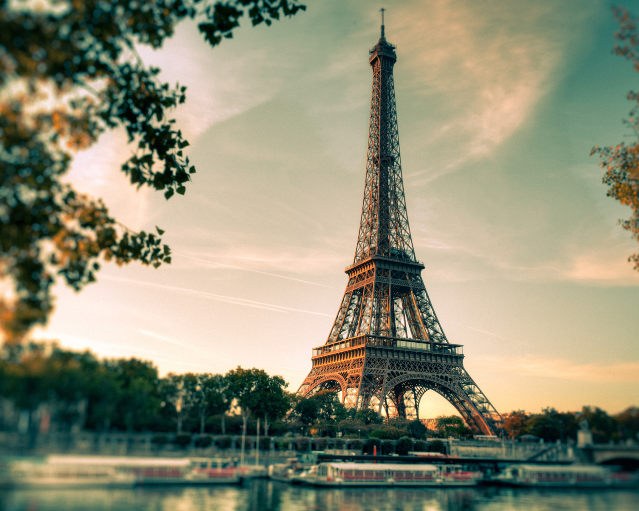 Eiffel Tower In Paris wallpaper 1280x1024