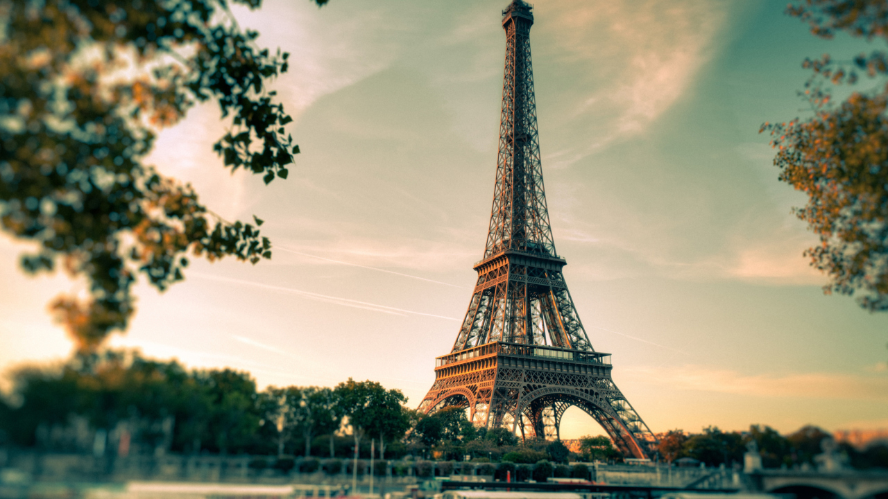 Обои Eiffel Tower In Paris 1280x720