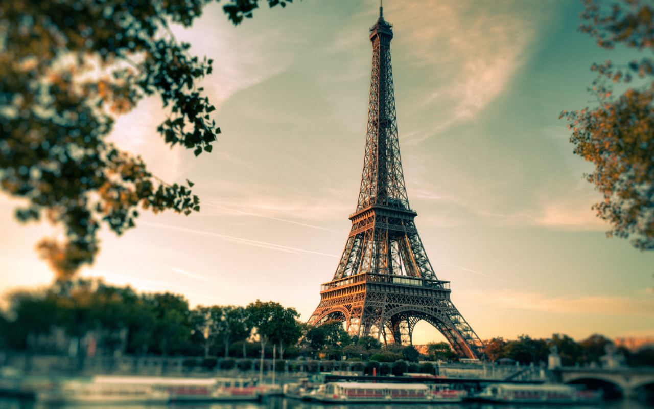 Eiffel Tower In Paris wallpaper 1280x800