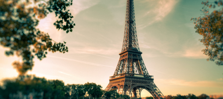 Fondo de pantalla Eiffel Tower In Paris 720x320