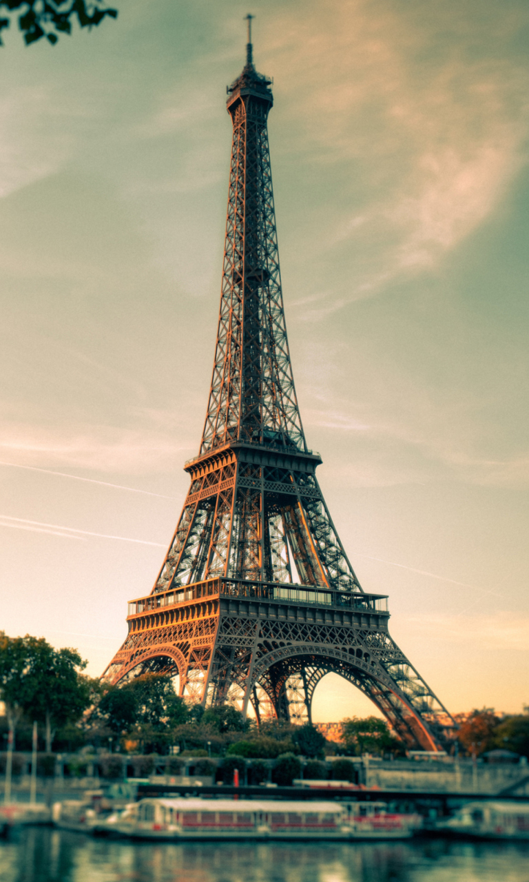 Das Eiffel Tower In Paris Wallpaper 768x1280