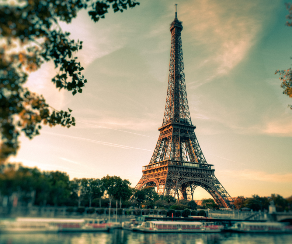 Das Eiffel Tower In Paris Wallpaper 960x800