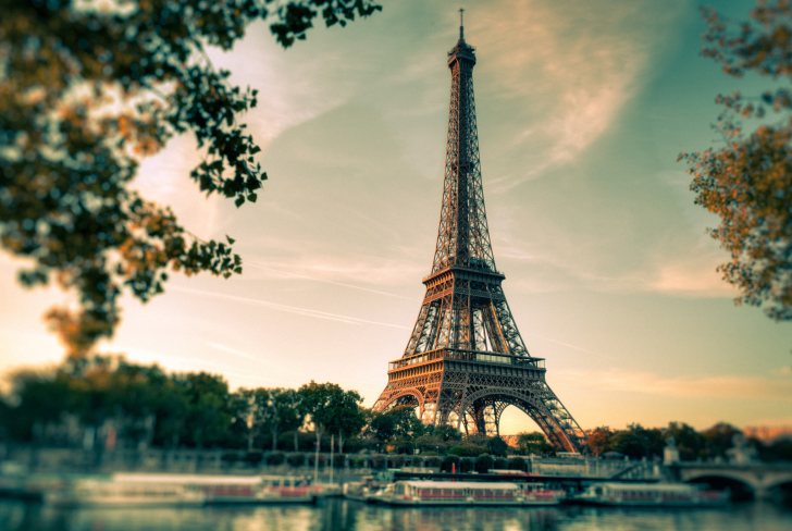 Das Eiffel Tower In Paris Wallpaper