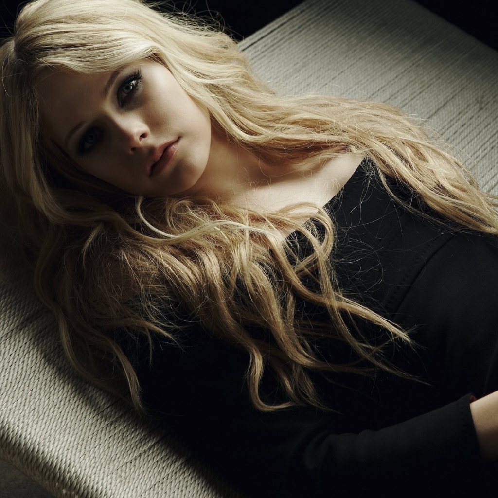 Обои Avril Lavigne In Cute Dress 1024x1024