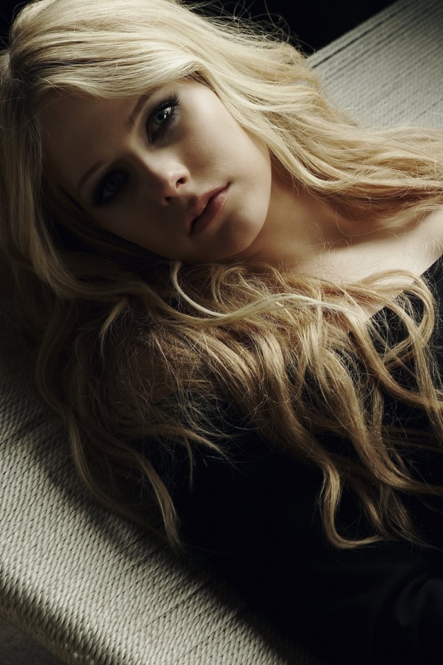 Das Avril Lavigne In Cute Dress Wallpaper 640x960