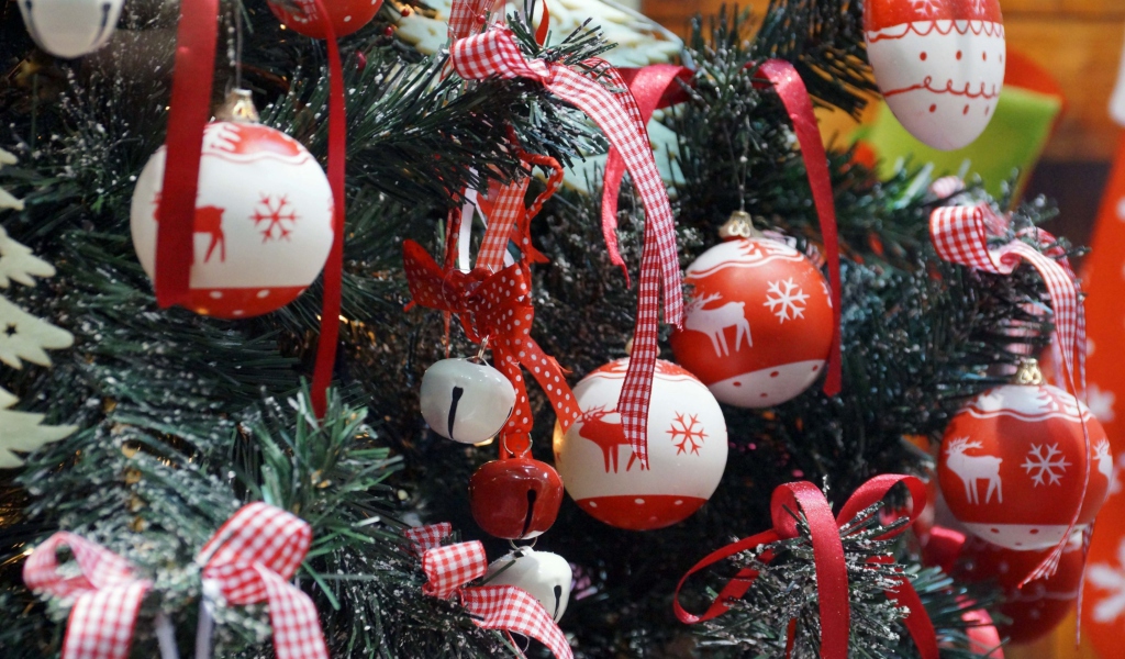 Das Red Christmas Balls With Reindeers Wallpaper 1024x600