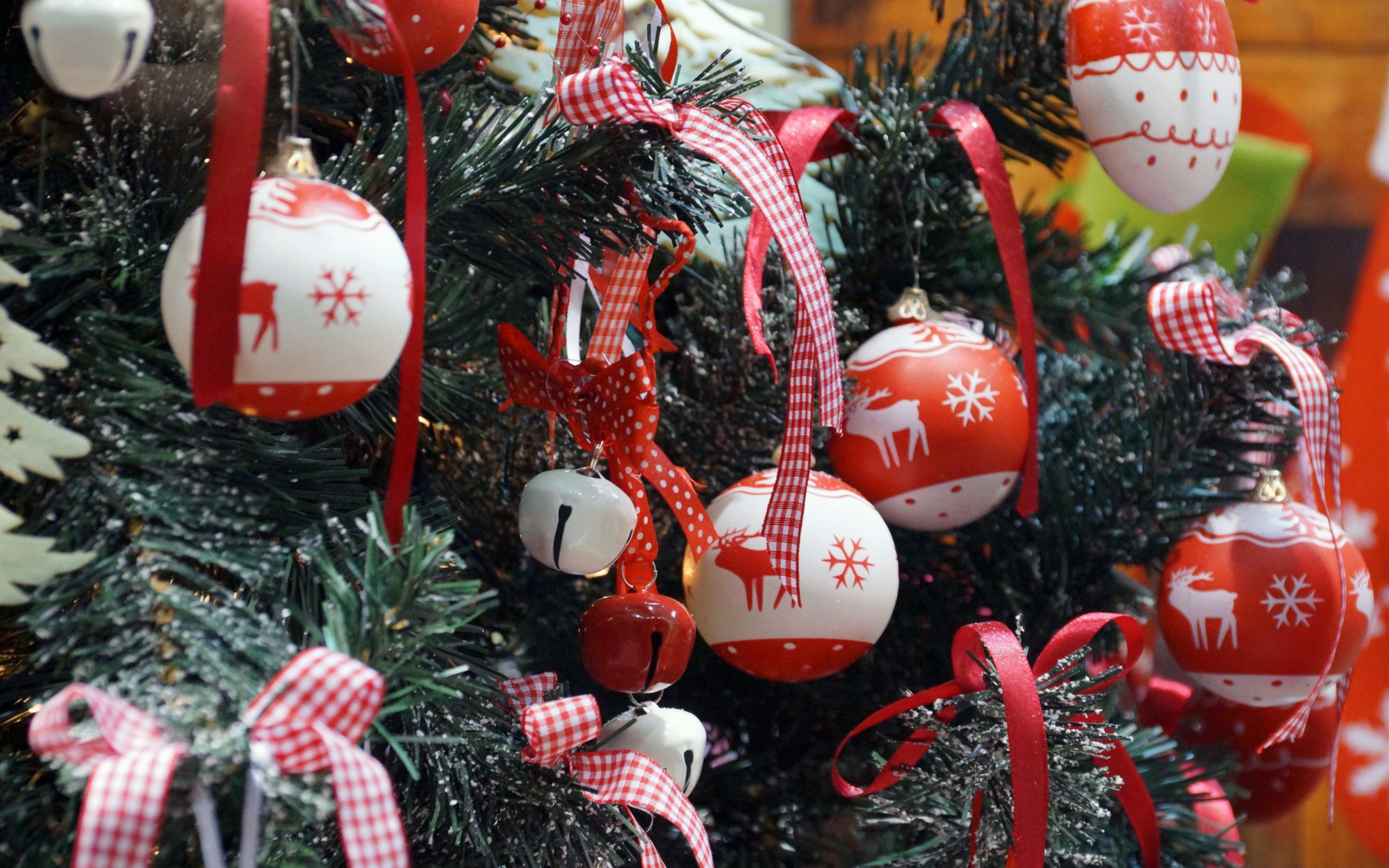 Das Red Christmas Balls With Reindeers Wallpaper 2560x1600