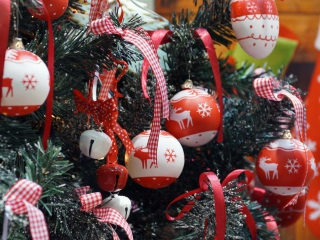 Sfondi Red Christmas Balls With Reindeers 320x240