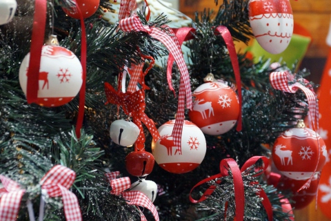 Fondo de pantalla Red Christmas Balls With Reindeers 480x320