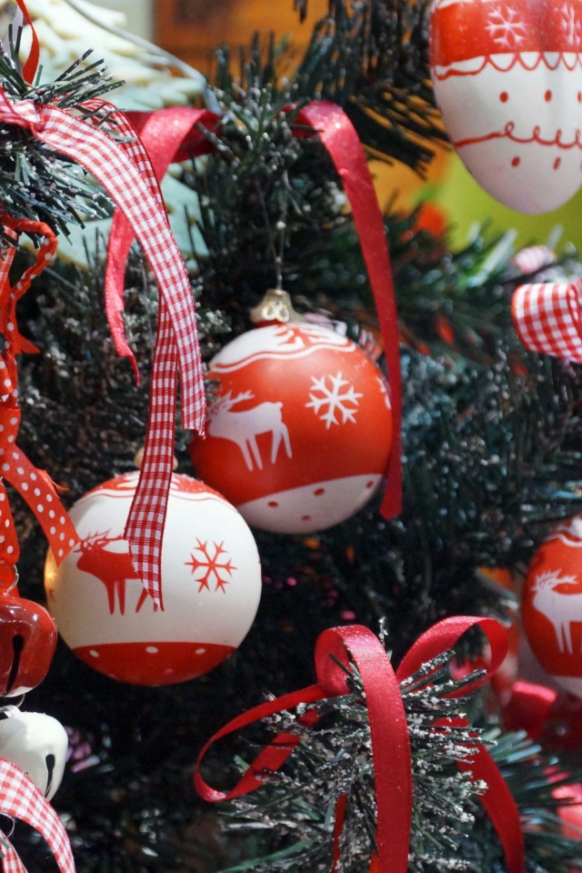 Обои Red Christmas Balls With Reindeers 640x960