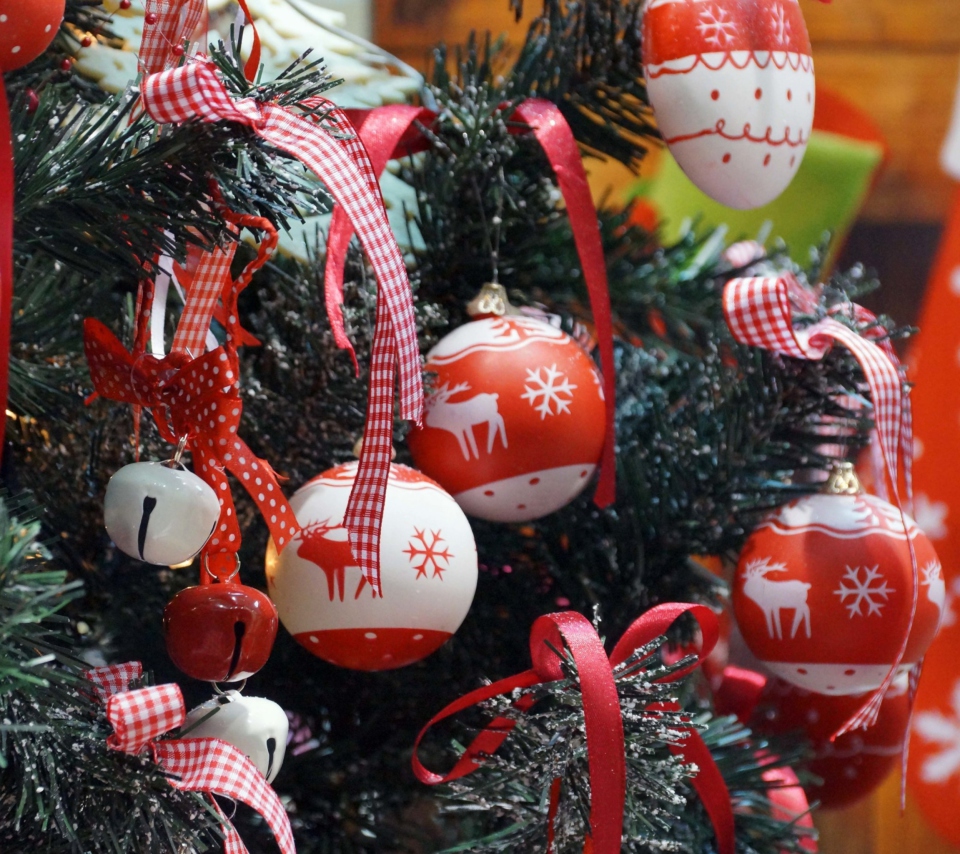 Das Red Christmas Balls With Reindeers Wallpaper 960x854