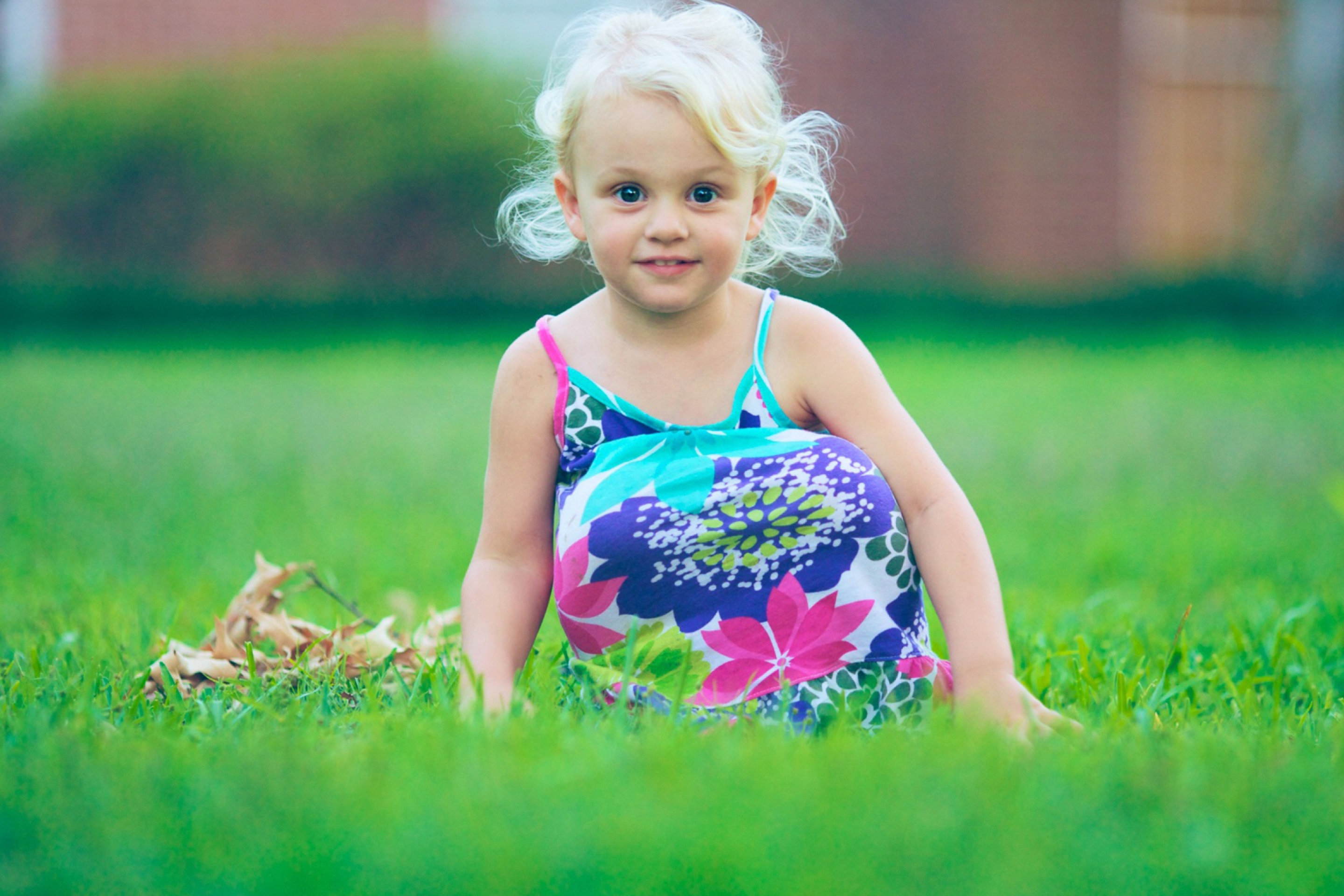 Маленькие девочки фулл. Ребенок девочка. Дети и природа. Девочка на лужайке. Фон зелень для детей.