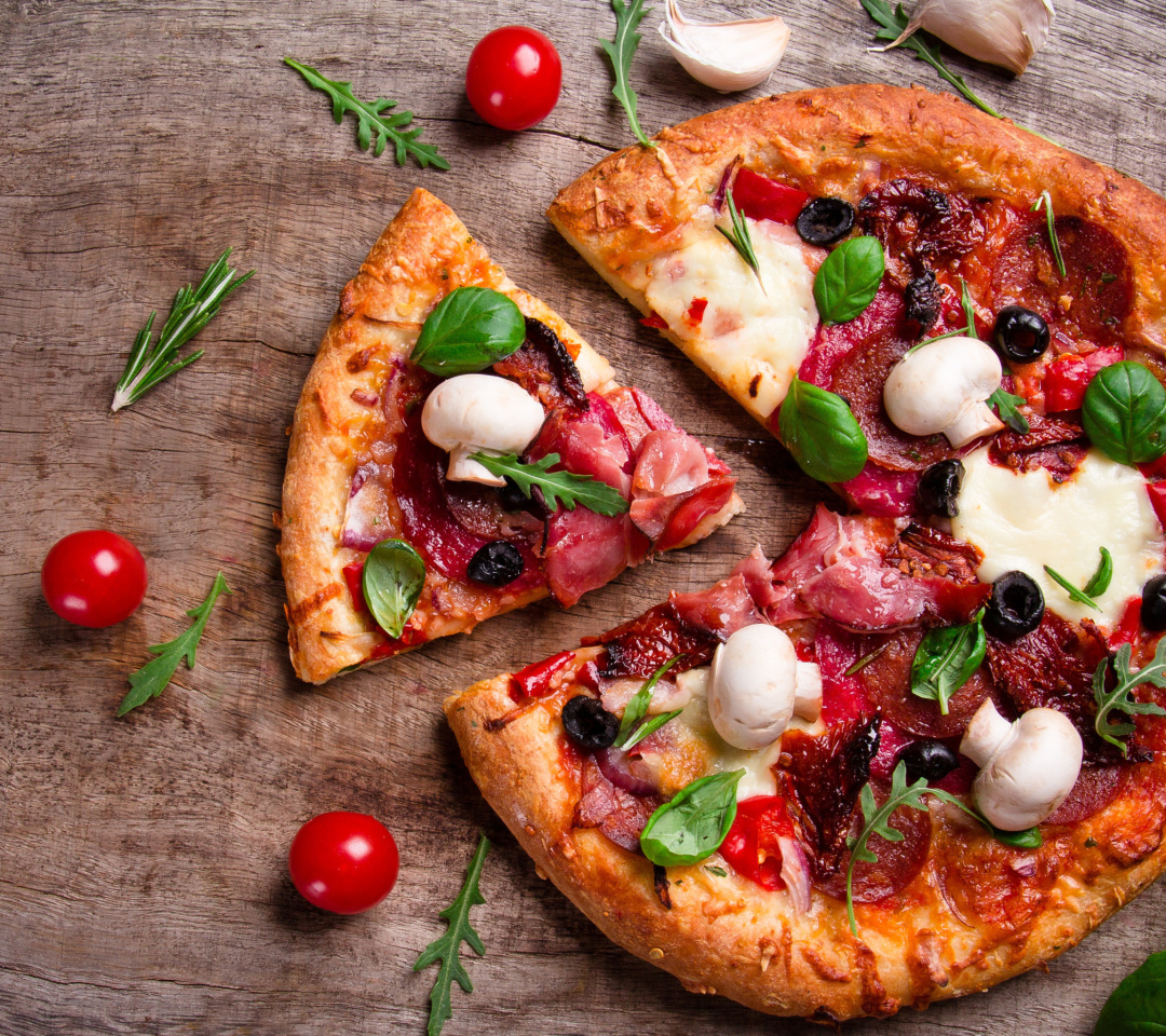Fondo de pantalla Pizza with mushrooms and olives 1080x960