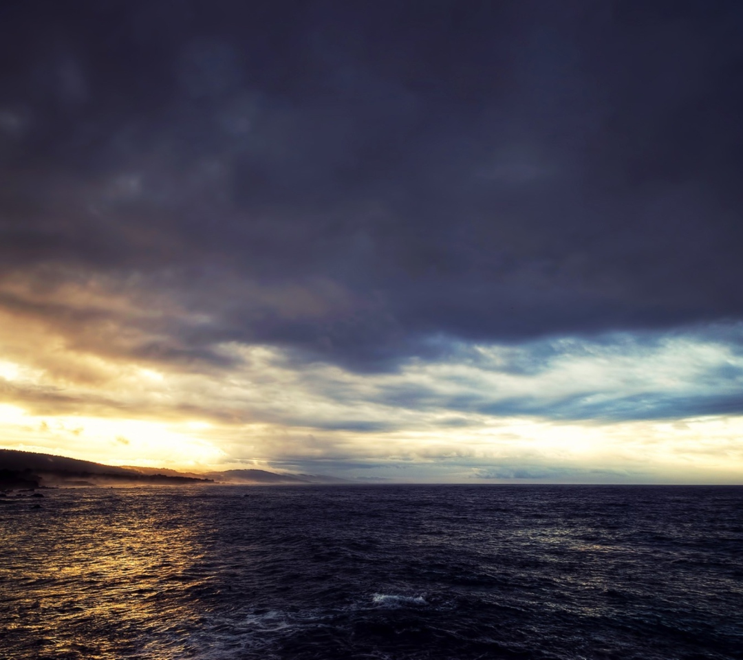 Das Cloudy Sunset And Black Sea Wallpaper 1080x960