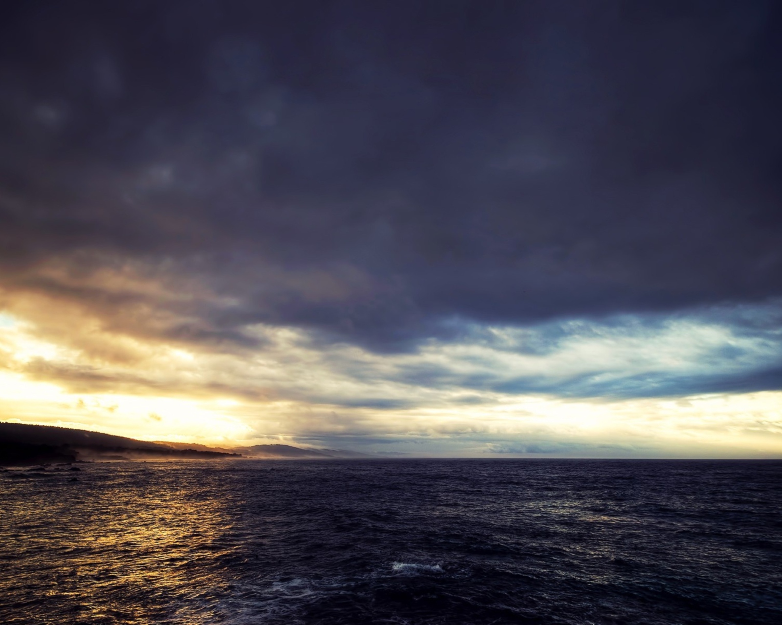 Обои Cloudy Sunset And Black Sea 1600x1280