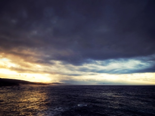 Fondo de pantalla Cloudy Sunset And Black Sea 320x240