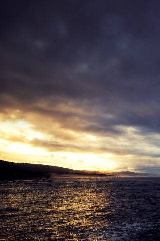 Fondo de pantalla Cloudy Sunset And Black Sea 320x480