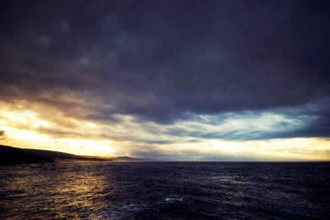 Fondo de pantalla Cloudy Sunset And Black Sea 480x320