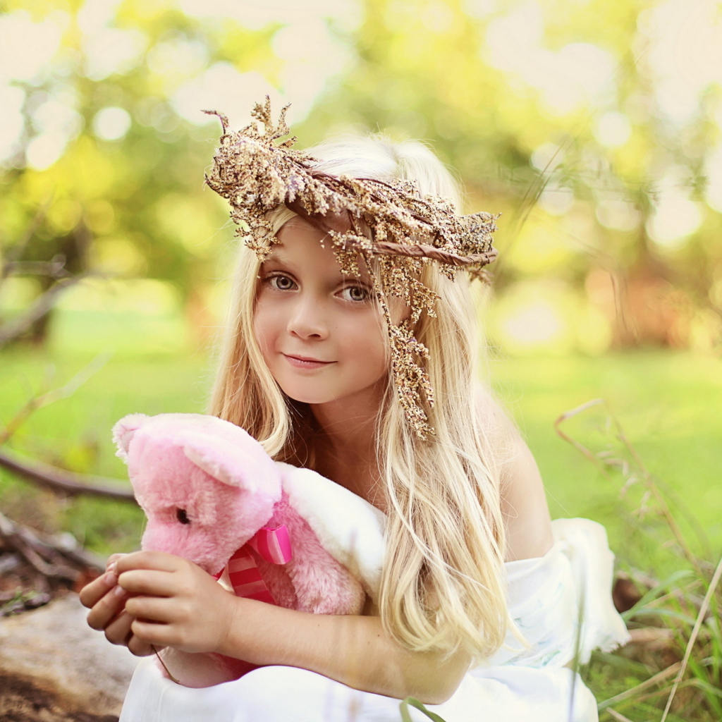 Little Girl With Pink Teddy screenshot #1 1024x1024