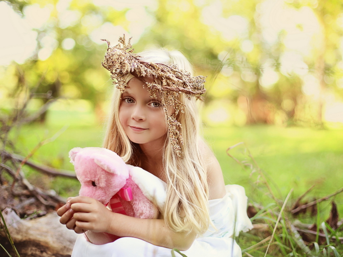 Sfondi Little Girl With Pink Teddy 1152x864