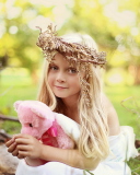 Fondo de pantalla Little Girl With Pink Teddy 128x160
