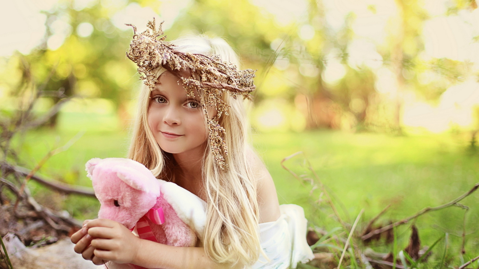 Little Girl With Pink Teddy screenshot #1 1600x900