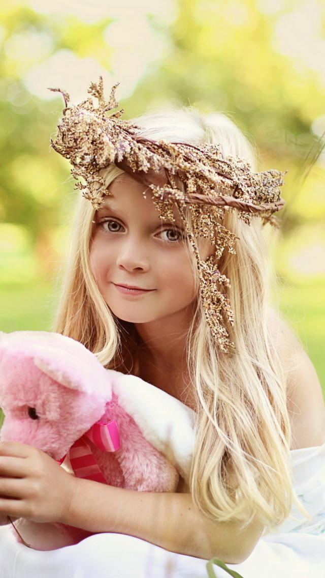 Обои Little Girl With Pink Teddy 640x1136