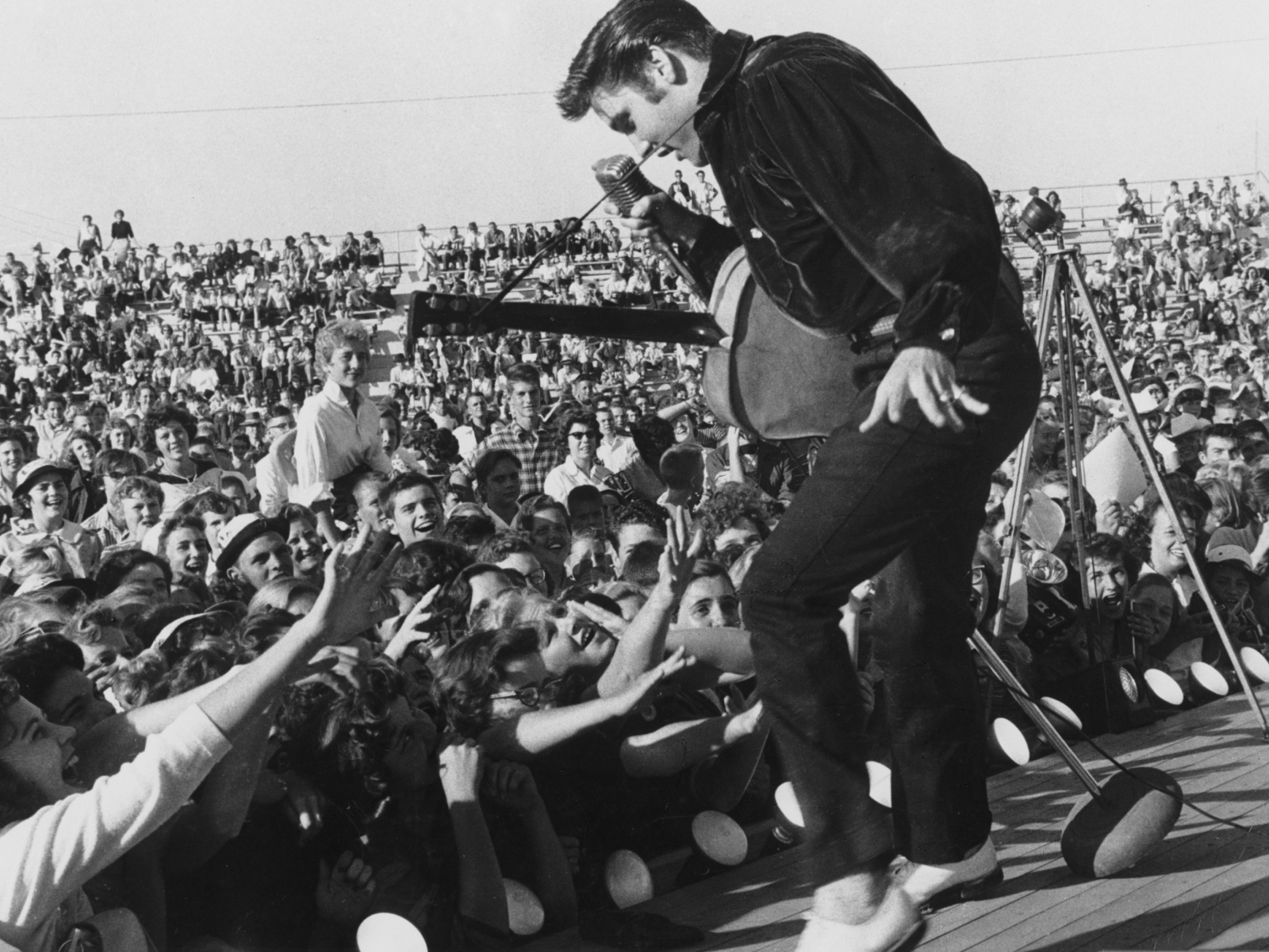 Das Elvis Presley At Concert Wallpaper 1600x1200