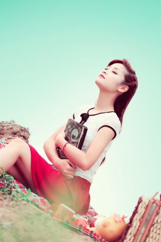 Asian Girl Enjoying Picnic screenshot #1 320x480