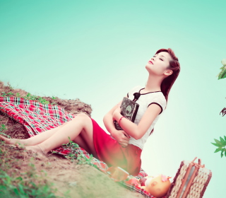 Kostenloses Asian Girl Enjoying Picnic Wallpaper für iPad mini 2