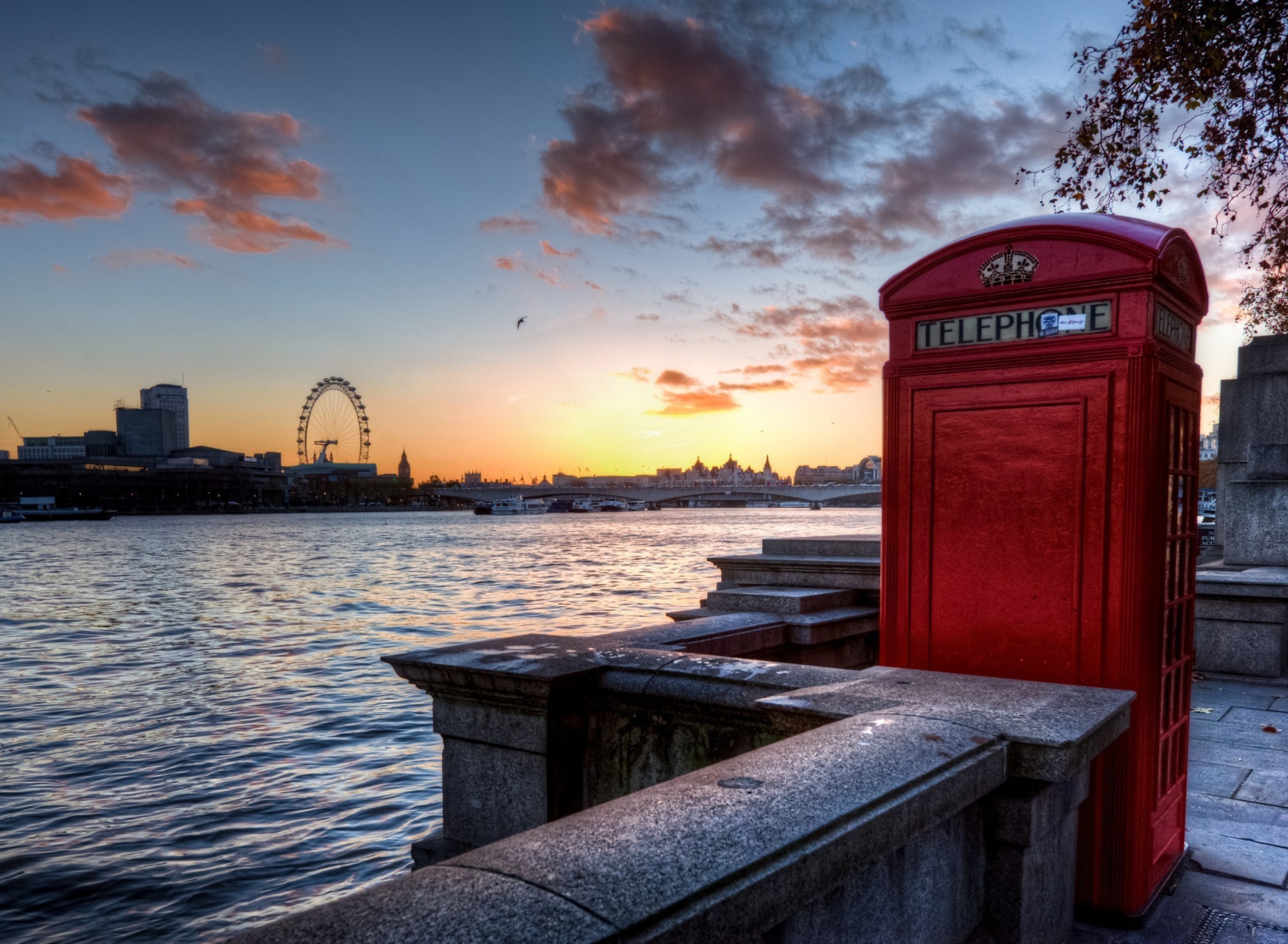 Das England Phone Booth in London Wallpaper 1920x1408