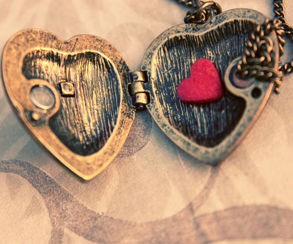 Das Heart Pendant Wallpaper 960x800