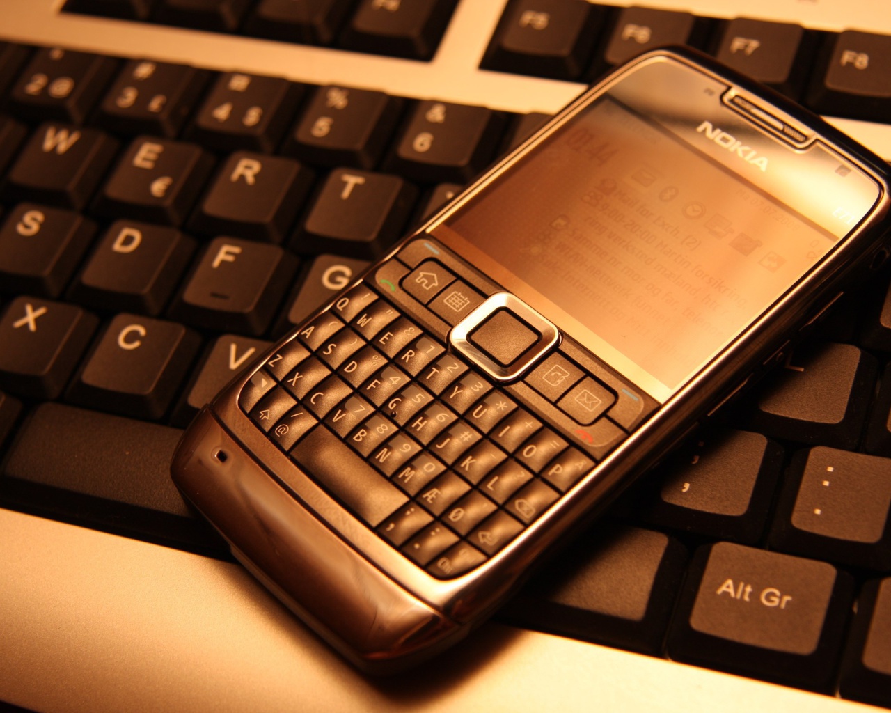 Nokia E71 on Computer Keyboard screenshot #1 1280x1024
