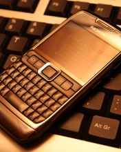 Nokia E71 on Computer Keyboard screenshot #1 176x220