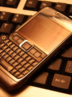 Nokia E71 on Computer Keyboard screenshot #1 240x320