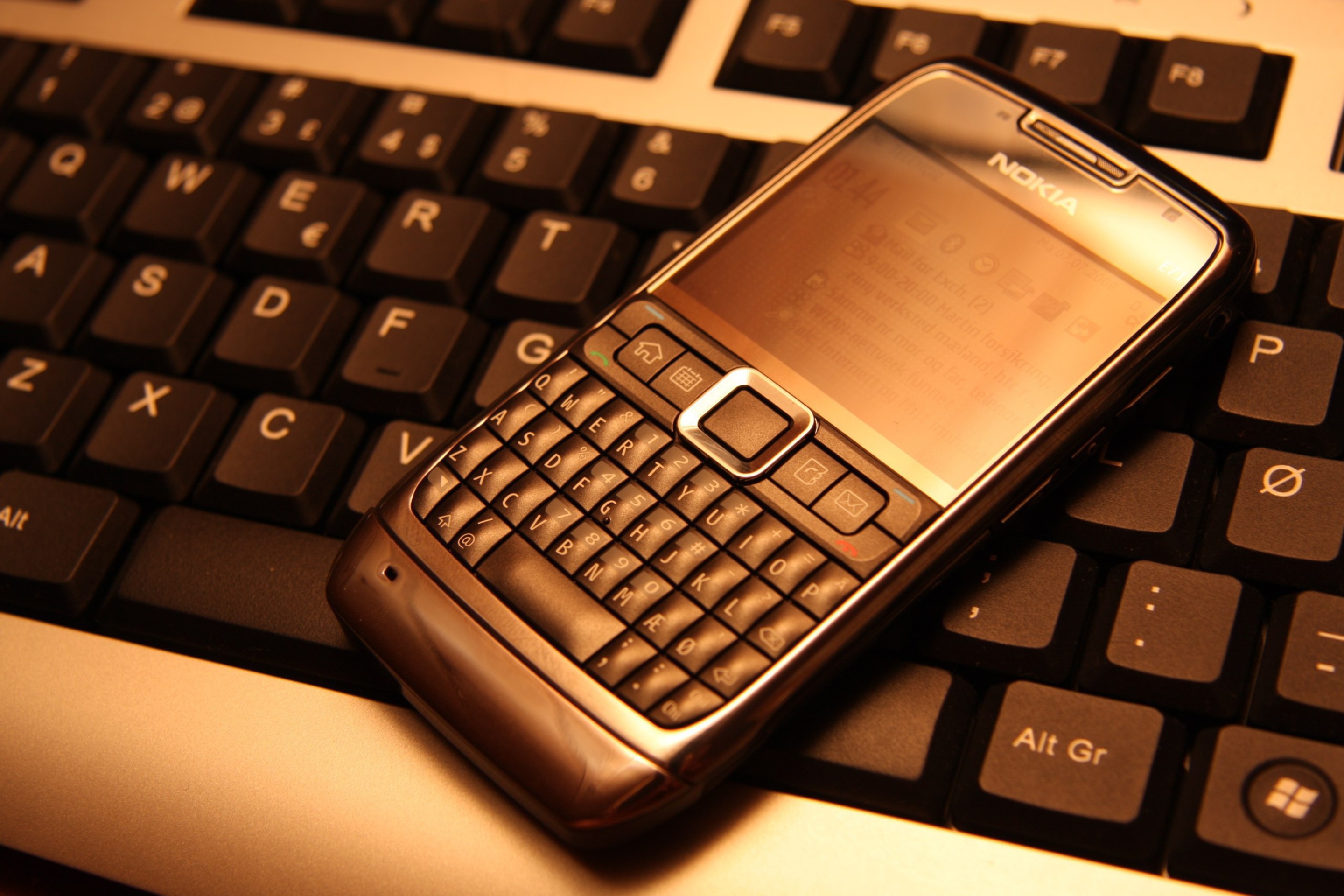 Nokia E71 on Computer Keyboard screenshot #1 2880x1920