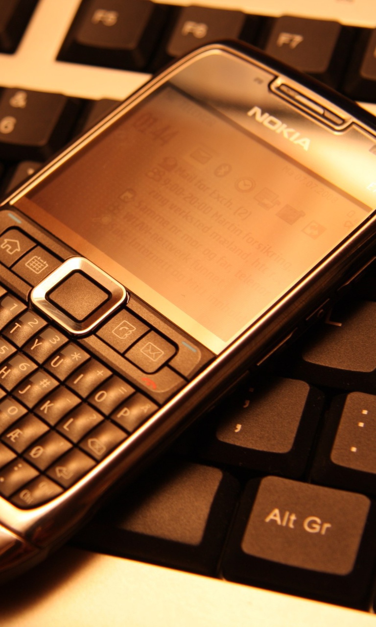 Nokia E71 on Computer Keyboard screenshot #1 768x1280