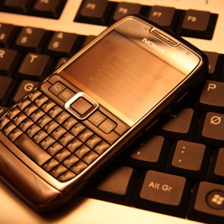 Nokia E71 on Computer Keyboard - Fondos de pantalla gratis para 2048x2048