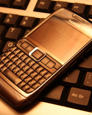 Nokia E71 on Computer Keyboard sfondi gratuiti per Nokia C-Series